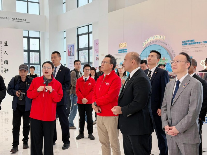 Amos 阿麦斯请瑙鲁总统吃糖：瑙鲁总统春节前夕邂逅“中国甜蜜”