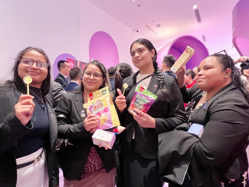 Amos 阿麦斯请瑙鲁总统吃糖：瑙鲁总统春节前夕邂逅“中国甜蜜”