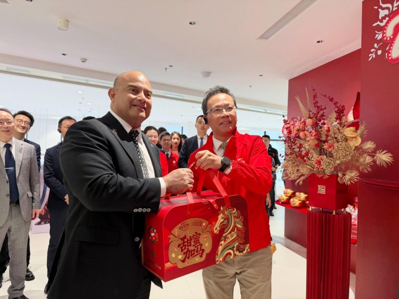 Amos 阿麦斯请瑙鲁总统吃糖：瑙鲁总统春节前夕邂逅“中国甜蜜”