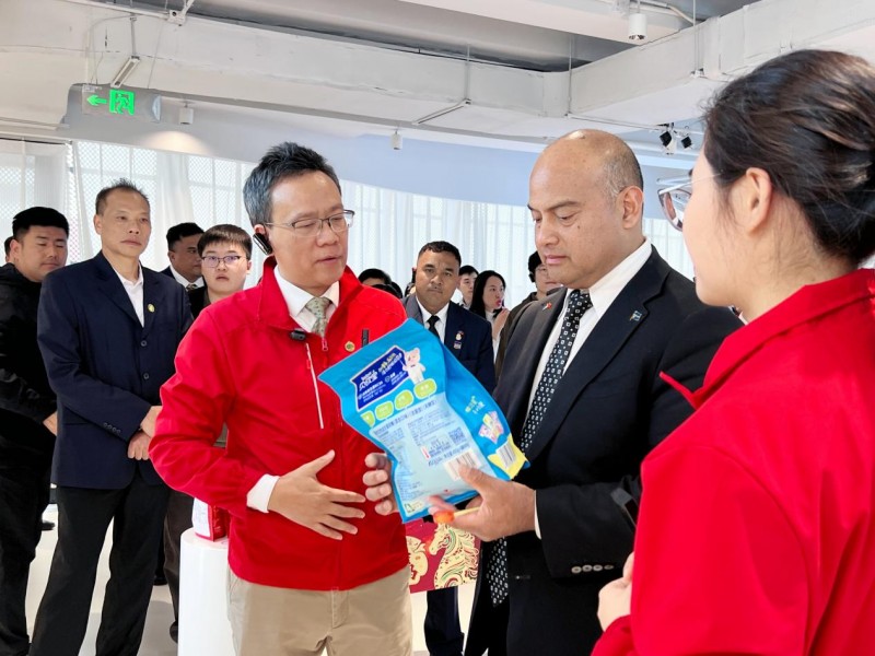 Amos 阿麦斯请瑙鲁总统吃糖：瑙鲁总统春节前夕邂逅“中国甜蜜”